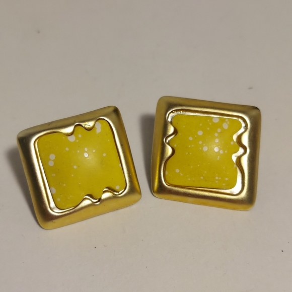 Jewelry - VTG Estate Gold Tone Border Yellow w White Fleck Stud Earrings Statement Unique